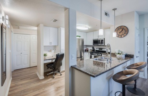 Roseville Apartment | Excellent Location! Garage Included. Long Stays.