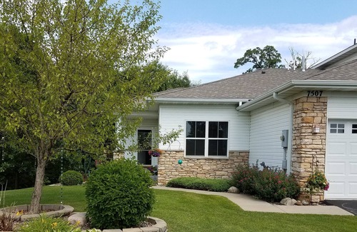 Oakdale House | Excellent Oakdale location borders Woodbury. Overlooks Woods Pond & Nature