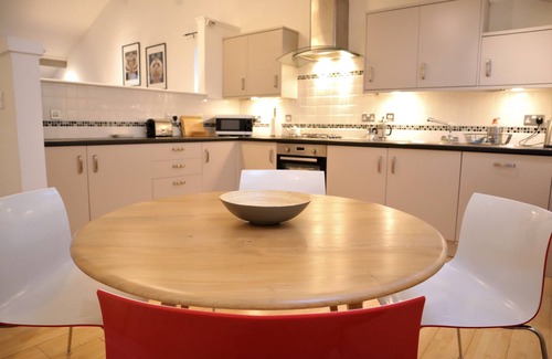 City Centre Glasgow House | Excellent townhouse with private entrance and parking