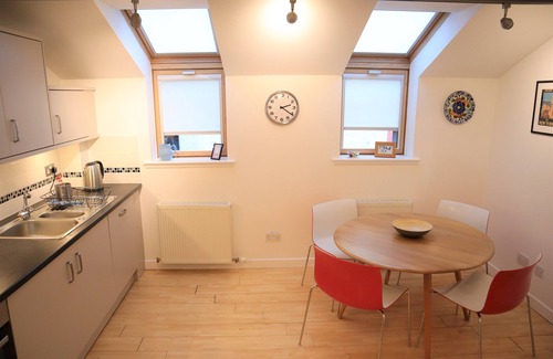 City Centre Glasgow House | Excellent townhouse with private entrance and parking