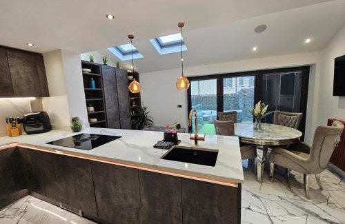 Hanham House | Exceptional 3 Bedroom House with Hot Tub