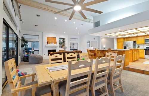 Bullhead City House | Exceptional 4 Bedroom Riverfront Home with Dock! Sleeps 16
