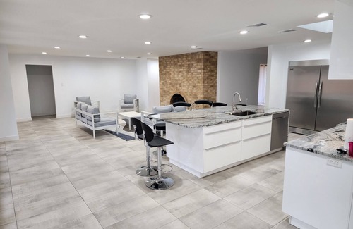 Fort Worth House | Exceptional contemporary w/pool, near stadiums, TCU and hospitals