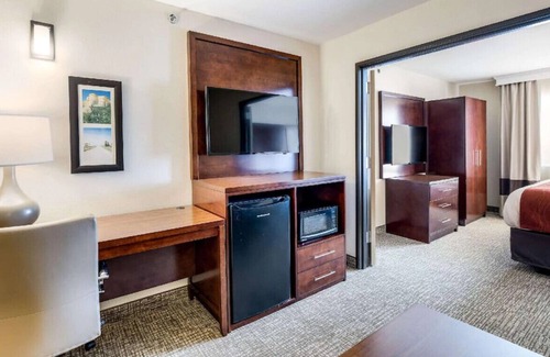 Bonner Springs House | Exceptional King Room with Finest Amenities