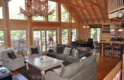 Stowe House | EXCEPTIONAL MOUNTAIN RETREAT-Breathtaking views. Close to town, Hot tub, Private