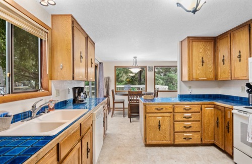 Surf Pines House | Exceptional Private Coastal Getaway, Fire-Pit, Ping Pong, Deck and Yard, 1/2 Mile to Beach