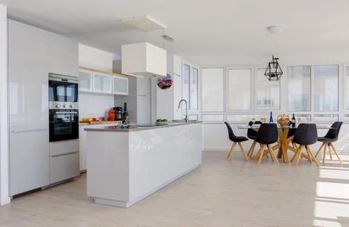 Torreguadiaro Apartment | exceptional sea view - feet in the water