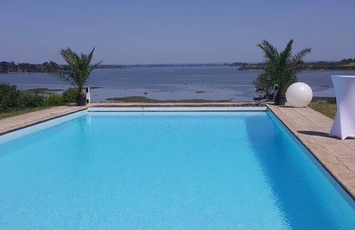 Sarzeau House | exceptional view on the Gulf of Morbihan private heated pool