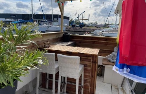 Ouistreham Boat Rental | Exceptionnel bateau maison reine mathilde