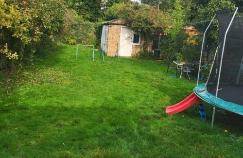 St. Andrew's House | Exciting 4 Bedroom Bungalow in Greater London Sleeps 6