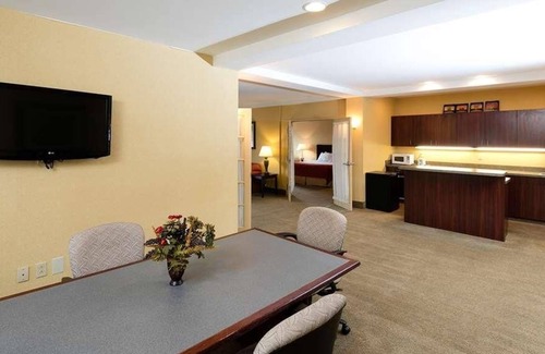 Harrisburg - Hershey Apartment | Exciting Vacation at Red Lion Hotel Harrisburg! Free Parking, Pool, Restaurant!