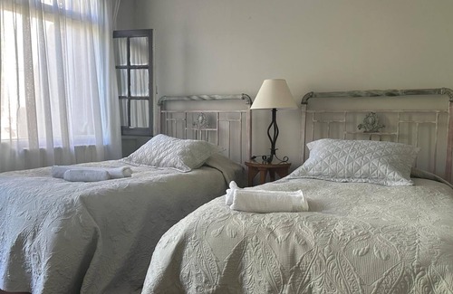 Pocitos Bed & Breakfast | Exclusiva Casa de Estilo en Barrio Tradicional de Montevideo, Jardin con Piscina