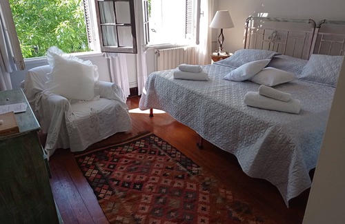 Pocitos Bed & Breakfast | Exclusiva Casa de Estilo en Barrio Tradicional de Montevideo, Jardin con Piscina