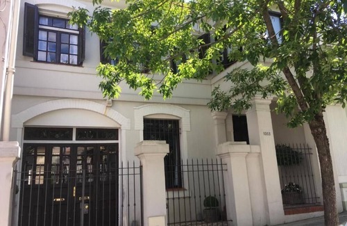 Pocitos Bed & Breakfast | Exclusiva Casa de Estilo en Barrio Tradicional de Montevideo, Jardin con Piscina