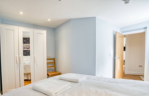 Lincoln Apartment | Exclusive 2 Bedroom Apartment Centrally Located in Lincoln Free Wifi Toiletries and Hairdryer