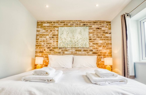 Lincoln Apartment | Exclusive 2 Bedroom Apartment Centrally Located in Lincoln Free Wifi Toiletries and Hairdryer