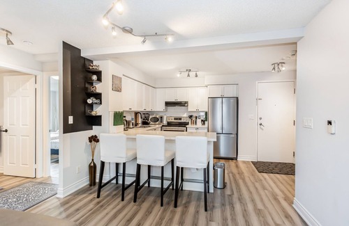 Downtown Mississauga Condo | Exclusive 3BR+Den Condo steps from Square One Mall