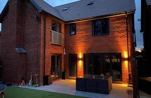 Atherstone House | Exclusive 5 Bed Family House in Village Location