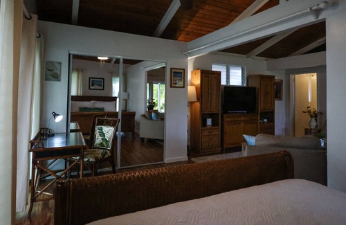 Kalama Tract Cottage | Exclusive Beach Cottage 2 blocks from the Beach, 5 min from Kailua town.