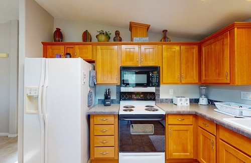 Havasu Lake House | Exclusive getaway with pool, hot tub, W/D, & clubhouse with pool table & gym