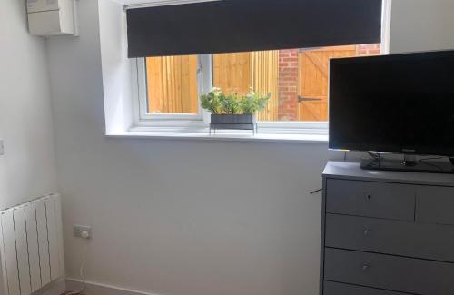Newport Apartment | Exclusive Modern decorated 1 Bedroom Detached Studio