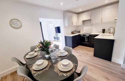 Runnymede House | Exclusive Palm House, Nature, Amenities, Garden