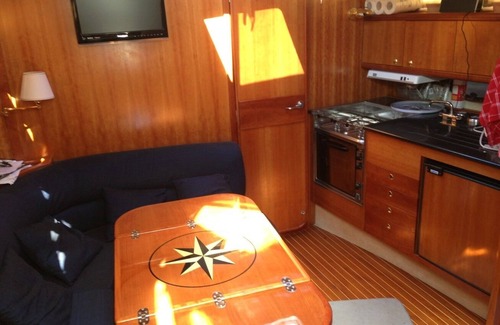 Le Suquet Boat Rental | Exclusive stay on a yacht in the old harbour in the center of Cannes