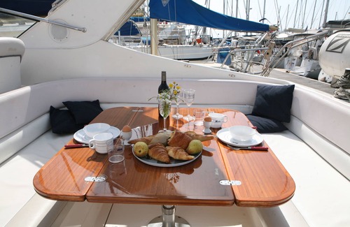 Le Suquet Boat Rental | Exclusive stay on a yacht in the old harbour in the center of Cannes