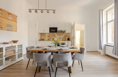 Palace District Apartment | Exclusive Three-Bedroom Apartment