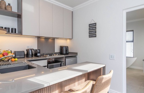 Westcliff Cottage | Executive 1-bedroom cottage in Hermanus with AC and kitchen.