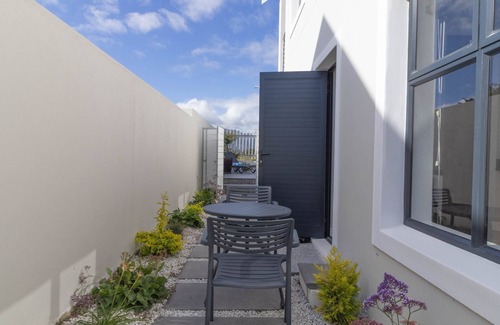 Westcliff Cottage | Executive 1-bedroom cottage in Hermanus with AC and kitchen.