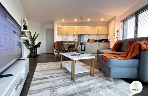 Woking Apartment | Executive 2 Bed 2 Bath Central Woking Flat with Free Parking