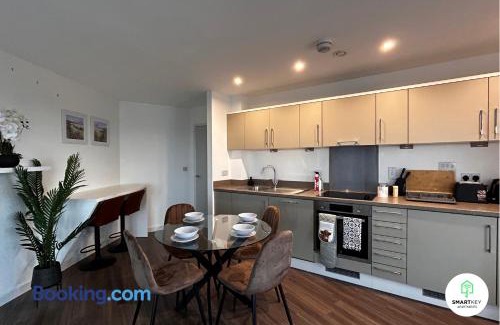 Woking Apartment | Executive 2 Bed 2 Bath Central Woking Flat with Free Parking