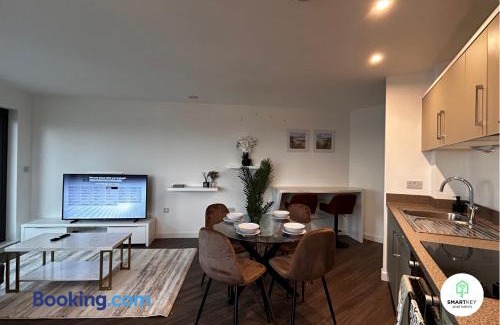 Woking Apartment | Executive 2 Bed 2 Bath Central Woking Flat with Free Parking