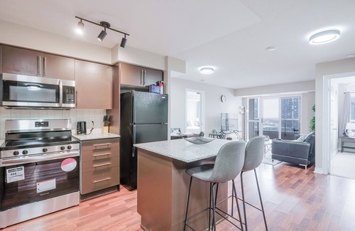 Downtown Mississauga Condo | Executive 2 Bedroom 2 Bath 1 Park Condo Square One|Toronto Airport YYZ 15 Minute