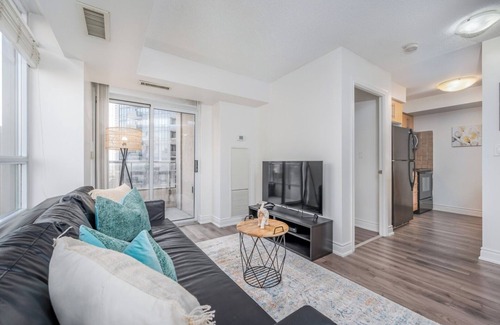 Downtown Mississauga Condo | Executive 2 Bedroom Condo Close to Square ONE