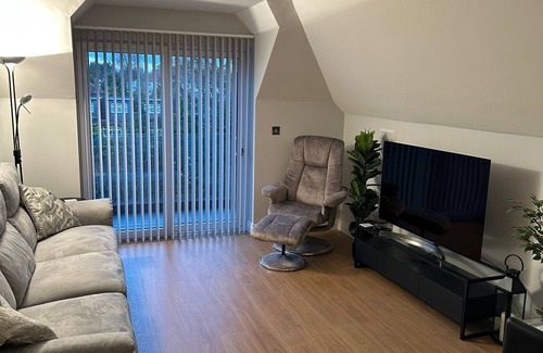 Epsom Apartment | Executive Apartment in sought after Surrey Town. Pet Friendly