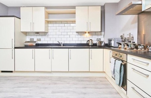 Healey Lane Condo | Executive Apartment -Sleeps 6 - Parking - Location