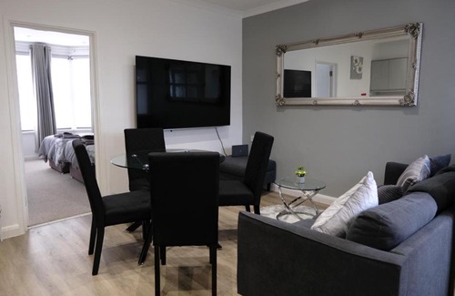 Swindon Apartment | EXECUTIVE APARTMENTS free on-site parking, 2 en-suites, sleeps 4,
