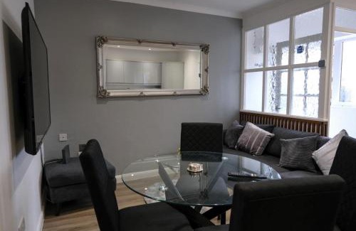 Swindon Apartment | EXECUTIVE APARTMENTS free on-site parking, 2 en-suites, sleeps 4,