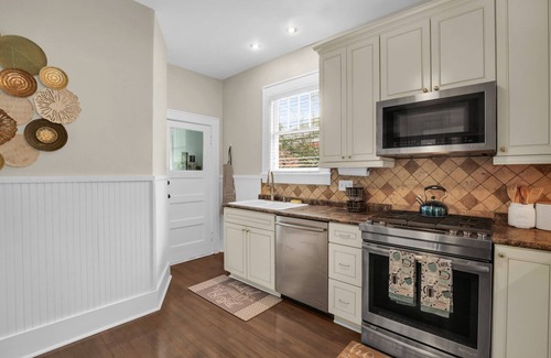 Midtown House | Executive Ardsley Bungalow close to Downtown