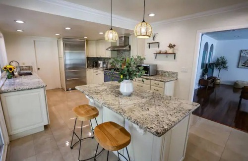 El Camino Real House | Executive Contemporary Home with two living rooms