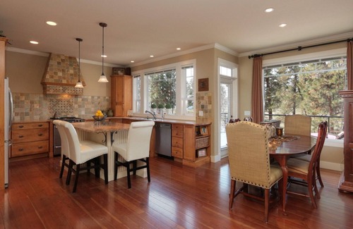 Dilworth Mountain Estates House | Executive Dilworth Mountain Home Backing onto Parkland