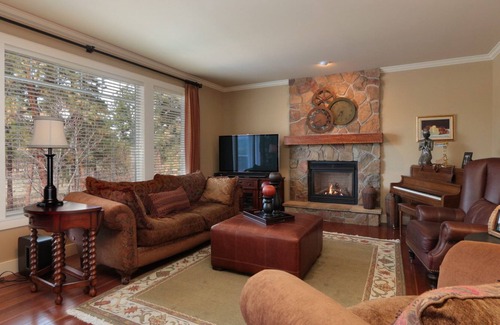 Dilworth Mountain Estates House | Executive Dilworth Mountain Home Backing onto Parkland