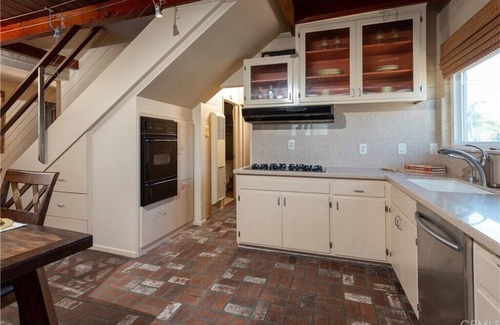 Peninsula Cottage | Executive Hideaway Nestled between Secluded Beaches