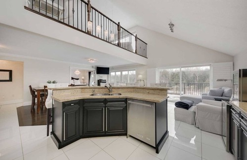Barrie House | Executive high end home with Backyard Oasis!