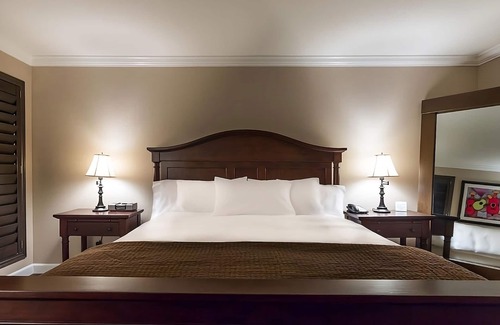 Cupertino Hotel | Executive King Bed at Cupertino Hotel, Free Breakfast, Parking, Onsite Pool