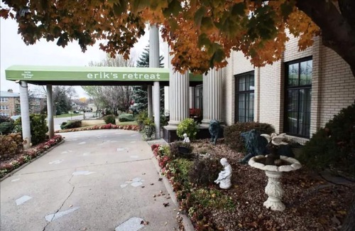 Edina Apartment | Executive Queen Room in Minneapolis Boutique Hotel