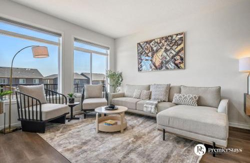 Calgary House | Executive Single Detached House with AC King Bed and More