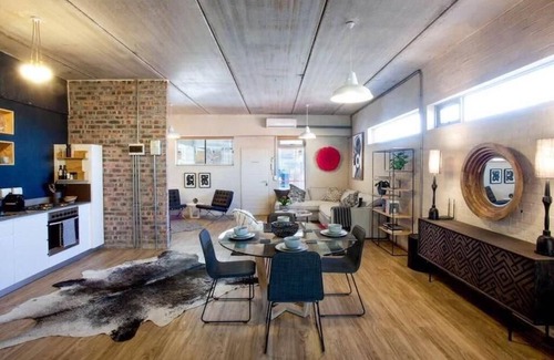 Salt River Apartment | Executive Studio + Free Parking + Street Art Murals near Woodstock Craft Markets